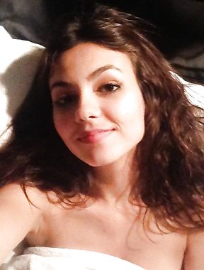 Victoria Justice completely nude showing big boobs