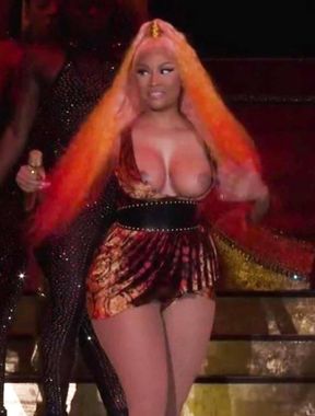 Nicki Minaj shamefull nip-slip and topless pics